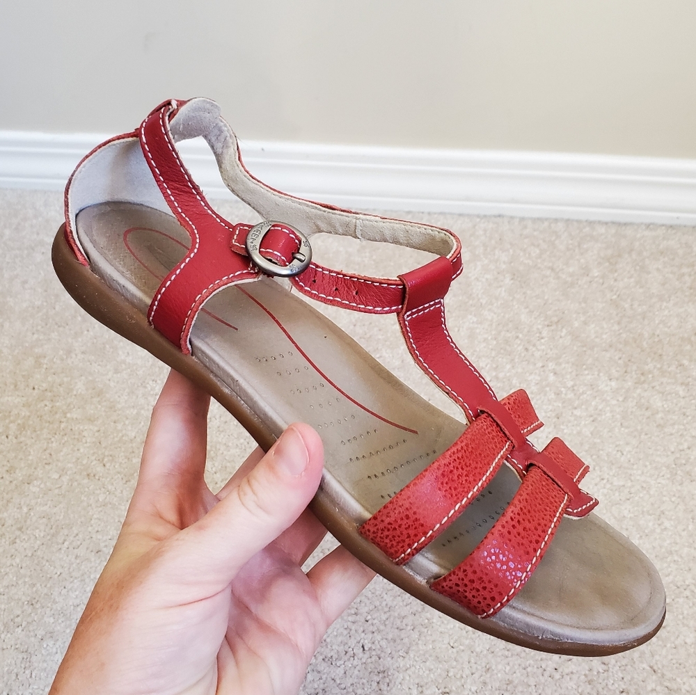 KEEN / 7 / Women Rose City T-Strap Cut-Out Leather Cushioned Ankle Strap Sandals
